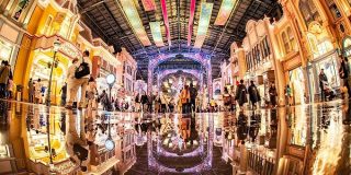 雨の日にしか出会えないディズニーランドの風景がもうめっちゃ綺麗で幻想的で「わあああ」「これぞ魔法の国」 - Togetter