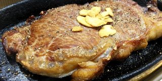 【衝撃】立ち食いそば屋に「サーロインステーキ」があったので注文してみた結果！ 立ちそば放浪記第108回：新宿『とらそば』 | ロケットニュース24