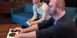 マイクロソフト、障がい者向けゲームコントローラ「Xbox Adaptive Controller」 - CNET