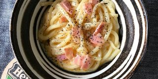 生クリーム不要、レンジで一発 「釜玉カルボナーラうどん」 が超美味いらしい→さっそく作ってみた「冷凍うどんの夜明けや」 - Togetter