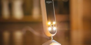 アマゾン、「Echo Look」を米国で一般販売-カメラと「Alexa」でユーザーの洋服選びを支援 - CNET