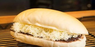 削りバターがインパクト大!見た目やライブ感も楽しいコッペパン | NewsWalker