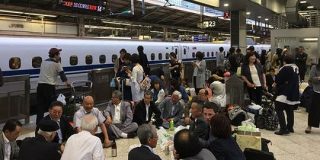 停電で動かなかった東北新幹線、客はホームで宴会を始めて楽しんでてワロタ：キニ速