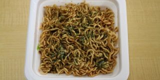 「水で作るカップ焼きそば」はじめました　意外と夏にも需要ありそう : J-CASTトレンド