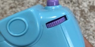 毎年シールだけ変えて販売しているせいで子供には理解できない『ダイヤル』を装備したまま現代にやってきてしまったカメラ「手動でフィルム巻いてた時代のカメラや…」 - Togetter