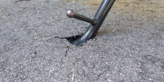 【暑すぎ】バイクが傾いてる！その原因に驚き！「自転車でなったことある」「滑走路でも…」 - Togetter