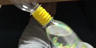 『今まで買ってきたおもちゃは何だったのか…』児童館に置いてあったペットボトルで作る水とビーズのおもちゃへの子供の食いつきがすごかった - Togetter