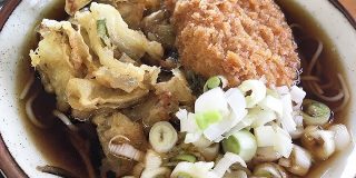 濃厚つゆのかけそばが200円！トッピング3種でもワンコイン以下の茅場町『亀島』が静かに熱い｜ロケットニュース24