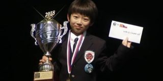 オセロ世界大会で史上最年少優勝した日本人少年が飛行機で帰国→機内で機長が記録を塗り替えられた元少年とのサプライズスピーチをするというアツすぎる展開に - Togetter