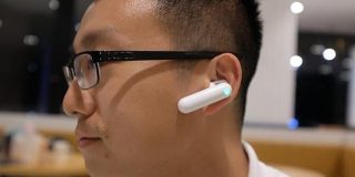 耳栓型の双方向翻訳機WT2が1月に発売、リアルタイム翻訳の実現も近い | TechCrunch