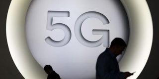 米アップル：高速5G対応の携帯電話、投入しばらく先送りへ－関係者 - Bloomberg