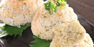 【食べ過ぎ注意】魚屋さんの作る「悪魔のおにぎり」はもっと『凶悪』だった【魚屋三代目】 - メシ通