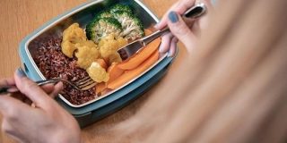 弁当を温められるバッテリ内蔵ランチボックス「steasy」スマホでタイマー設定も - CNET