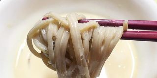 【そば放浪記】信じられないと思うけど、豆乳つゆで食べる「ざるそば」が濃厚クリーミーで激ウマだった / 浅草「まぐろそば 本店」 | ロケットニュース24