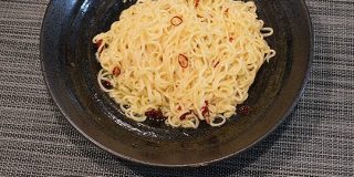『サッポロ一番塩らーめん』で作る簡単ペペロンチーノが驚きのウマさ！お湯を飛ばして混ぜるだけで激ウマ化｜ガジェット通信
