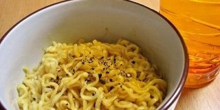 ジャンクな旨さにハマる!?「汁なしインスタント麺」の作り方 | クックパッドニュース