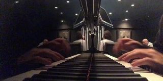 『バーでバレずに水戸黄門のテーマを弾く方法』の動画がかっこいいと話題に「名曲はどんなアレンジしても強い」 - Togetter