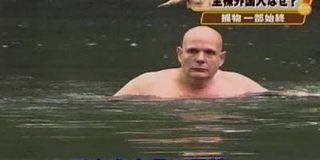 なぜか「皇居のお濠を泳いでいた自称スペイン人40歳おじさん（英国籍）」の画像が流行る世界へようこそ…泳いだ理由を語る人も - Togetter