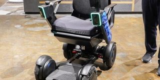 自走する車イスがエレベーターを使って目的地へ－WHILL、屋内で自動運転の実証実験 - CNET