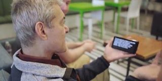Googleがスマホ上で音声をリアルタイムでテキストに起こすアプリを聴覚障害者向けに開発 - GIGAZINE