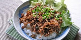 ツルッと食感が◎バター醤油味の「えのきと豚ひき肉のそぼろ丼」があと引く美味しさ | クックパッドニュース