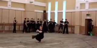 【動画】コサックダンスを極めるとこうなる「上半身が全く動かない」「浮いてる？」 - Togetter