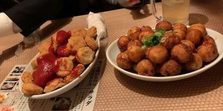 食べ放題の店『お通しのたこ焼きとフライドチキンを召し上がって頂いてからご注文出来ます』→出てきた量がとんでもなかった「お通す気ゼロで草」 - Togetter