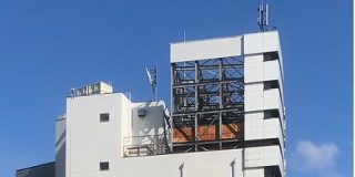 河合塾名駅校の隣のビルが解体された結果、高さを水増しして建てられていたのが露わになってしまった様子がこちら「現代の看板建築」 - Togetter