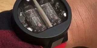 ニキシー管を使った腕時計がカッコ良すぎてテンション上がる人々「すごいな!」「これ世界線変わるやつだ」 - Togetter