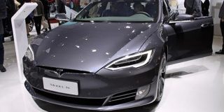 テスラのEVが爆発、上海の駐車場で　調査チーム派遣 : 日本経済新聞