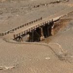 貯水率ゼロとなった宇連ダムの底におよそ60年ほど前の木造の橋の姿が「かつて、生活があったんだなぁ」 – Togetter