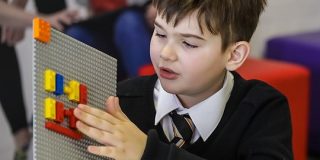 レゴブロックの突起が点字になった「LEGO Braille Bricks」が登場 - GIGAZINE
