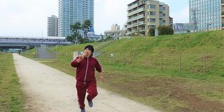 遅刻しそうなときにくわえるべき食べ物は「ちくわ」でした : デイリーポータルZ