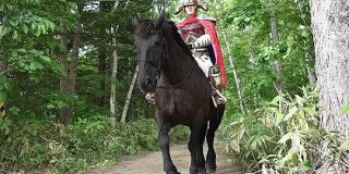 【画像あり】黒王号にまたがる「ラオウ」になれる！動物園のコスプレ企画がマジで楽しそう｜暇人速報