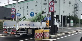 トラックの荷台に超巨大なカマキリが！目撃情報が続々と寄せられる展開に→ここで、ある俳優の顔が頭に浮かぶ - Togetter