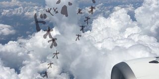 飛行機に乗ってる時間って暇だから、雲の写真撮ってラクガキするとめっちゃ楽しいよ！「暇つぶしの天才」「子供なら何時間でもやりそう」 - Togetter