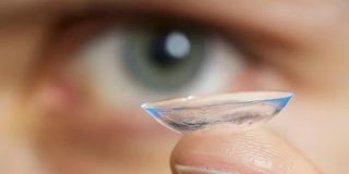 2度のまばたきでズームするコンタクトレンズ、カリフォルニア大が開発 - CNET