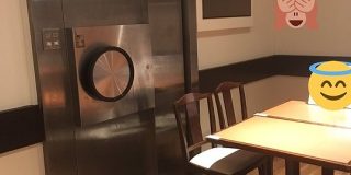 元銀行だったテナントに入ったラーメン屋の店内風景がカッコ良くていつも笑ってしまう「半沢直樹で見た」「守りが圧すぎる」 - Togetter