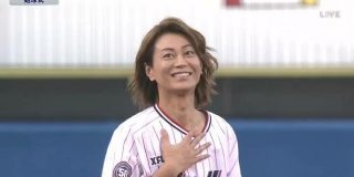 ヤクルト×阪神戦の始球式にめっちゃボール投げるショートパンツの美しい人が登場したと思ったら氷川きよしさんだった - Togetter