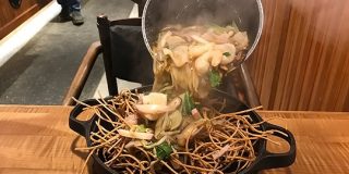 【高級】シンガポールの富士そばでいただいた「鉄鍋スパイシー海鮮あんかけ蕎麦」なるものとは…？ | ロケットニュース24