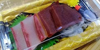 「どうみても刺し身にしかみえない羊羹」に対して「スイパラの『※これはケーキです』とコラボしてほしい」「虎屋のそっくりスイーツも」の声 - Togetter