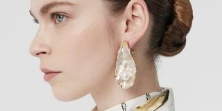 Burberry様、怒涛の牡蠣推し「牡蠣スカーフ」「牡蠣シャツ」「牡蠣ピアス」「牡蠣布団」 - Togetter