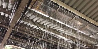 神奈川県のゲリラ豪雨で、戸塚駅・金沢文庫駅・横浜駅などが「こわれる」「災害」レベルの凄まじい大洪水発生 - Togetter