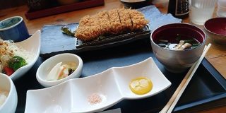 トンカツをいつでも食べられる経済力、欲しいよね→でも、実際に経済力が付くころに気付く事実が世知辛すぎて涙…「トンカツ慕情、いい話です」「すでにロースかつが重い」 - Togetter