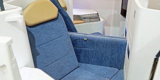 「IoTファーストクラスシート」登場　乗客の眠りを検知しCAに報告　機内食で起こされず快適な旅 - ITmedia