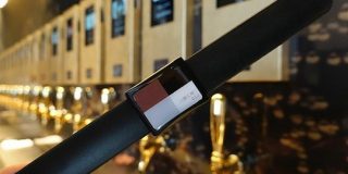 食と遊を融合、ICリストバンドでビール量り売り－タイトーの新規事業「EXBAR TOKYO」 - CNET