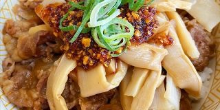 【麻辣】すき家の伝説メニューも麻辣化！『四川風 食べラー・メンマ牛丼』は甘辛×シビ辛！ 日本食がこんなに麻辣と合うなんて…！ | ロケットニュース24
