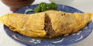 昭和生まれのみんなたちー！ひき肉と玉ねぎをウスターソースで炒めて薄焼き卵で包んだ「オムレツ」覚えてる？懐かしの味、今でも作る味 - Togetter