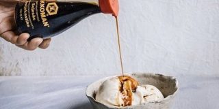 フィンランドのキッコーマン広告がバニラアイスに醤油を掛けてて謎→〇〇っぽい味になって美味しいらしい！？「これ実はバリ美味い」 - Togetter