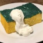 緑と黄色のケーキを重ねたら想像以上に「スポンジケーキ」ができた→脳が食べ物と認識してくれない – Togetter